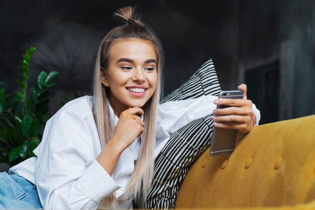 Junge Frau zeigt helle positive Gefühle bei der Kommunikation