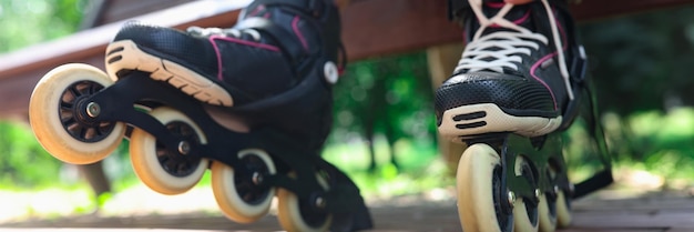 Foto junge frau zieht rollschuhe im parksport- und wanderkonzept an