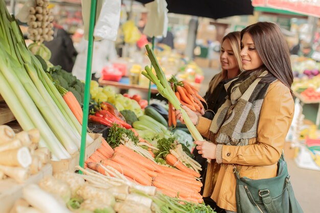 Junge Frauen auf dem Markt