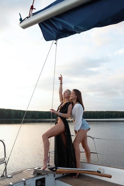 Junge Frauen auf Yacht bei Sonnenuntergang