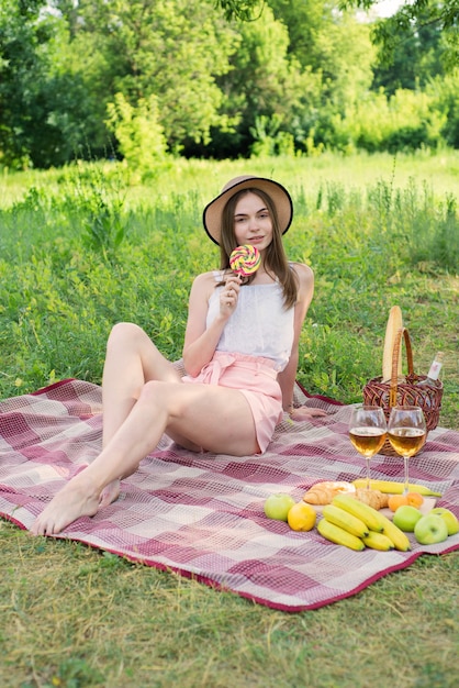 junge Frauen beim gemeinsamen Picknick im Sommer