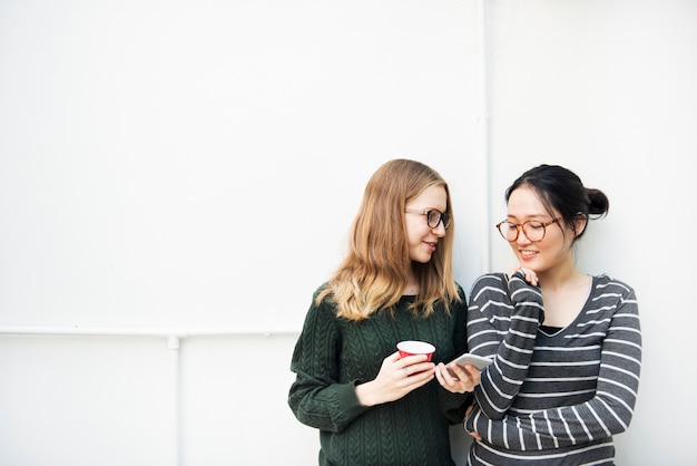 Junge Frauen benutzen Handy