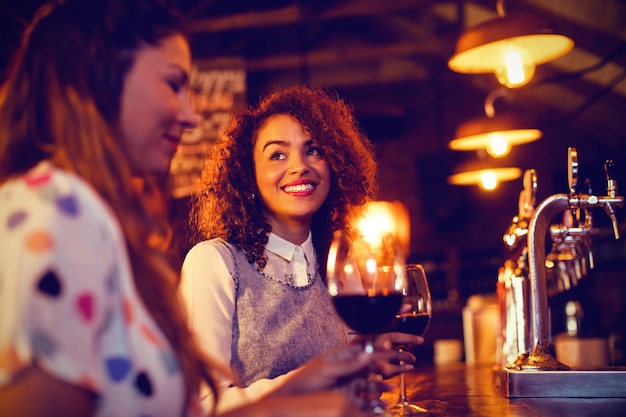 Junge Frauen, die an der Theke miteinander interagieren