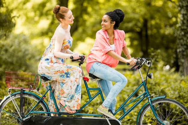 Junge Frauen, die auf dem Fahrrad fahren