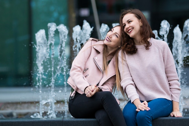 junge Frauen, die auf einem Wasserbrunnen aufwerfen