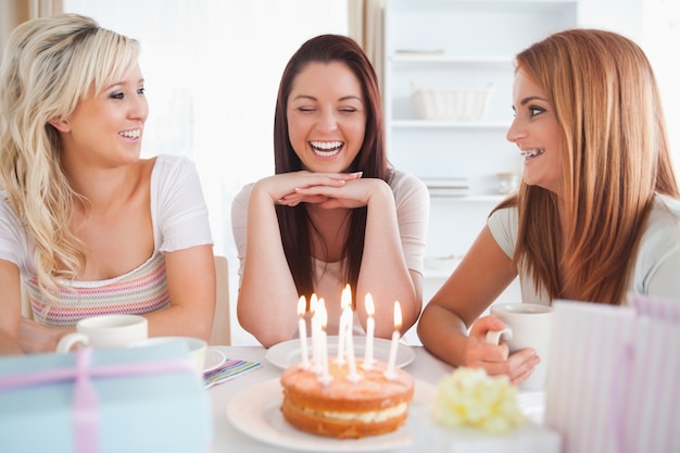 Junge Frauen, die einen Geburtstag feiern