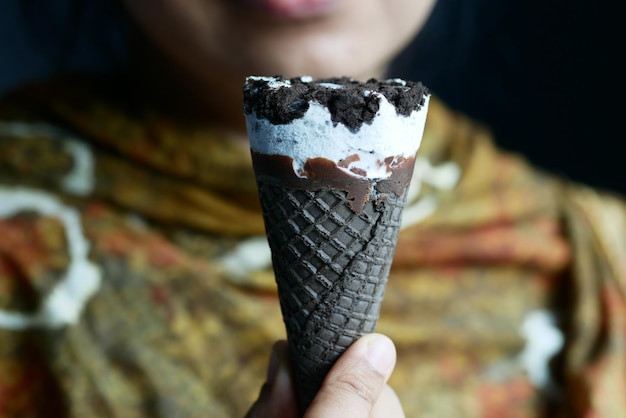 Junge Frauen, die Eiscreme mit Schokoladengeschmack essen