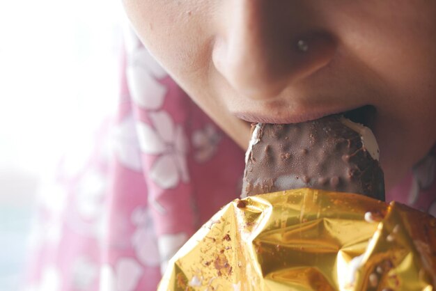 Junge Frauen, die Eiscreme mit Schokoladengeschmack essen