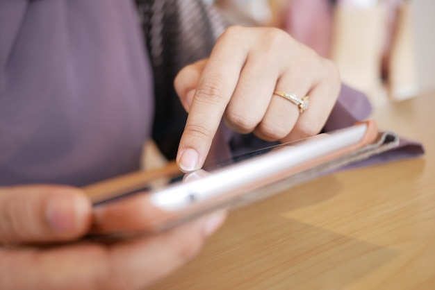 Junge Frauen, die im Büro an digitalem Tablet arbeiten