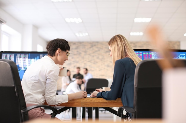 Junge Frauen, die im Büro arbeiten Finanzhandel