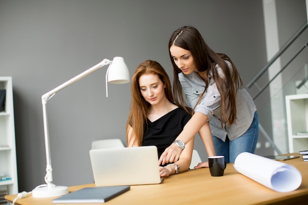 Junge Frauen, die im Büro arbeiten