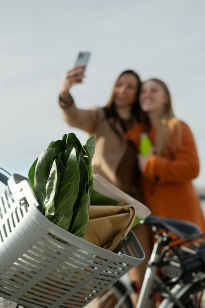 Foto junge frauen, die mit dem fahrrad unterwegs sind