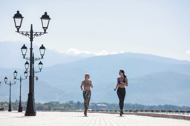 Junge Frauen, die Sportbekleidung beim Joggen tragen