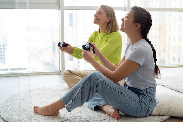 Foto junge frauen, die zusammen videospiele spielen