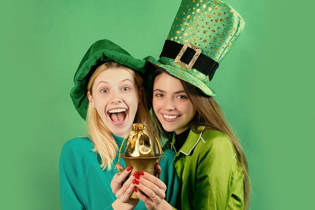 Junge Frauen feiern den St. Patricks Day im Pub Isolierte irische Traditionen