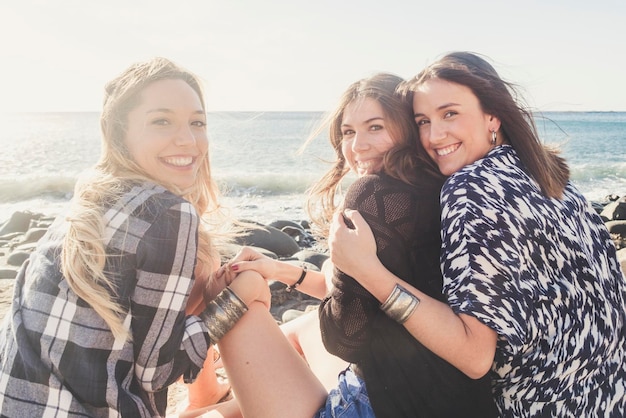 Junge Frauen Freundschaft und Sommerferien Mädchen haben Spaß zusammen im Rückblick auf die Kamera für ein lustiges freundliches Bild in der Freizeitaktivität im Freien Glück und jugendliches Konzept