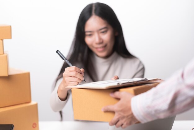 Junge Frauen glücklich nach neuer Bestellung vom Kunden