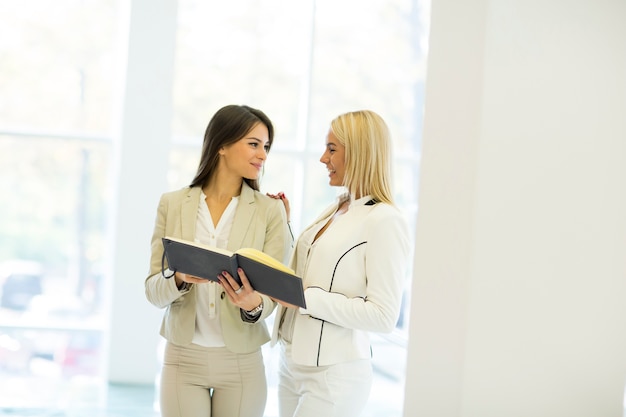 Junge Frauen im Büro