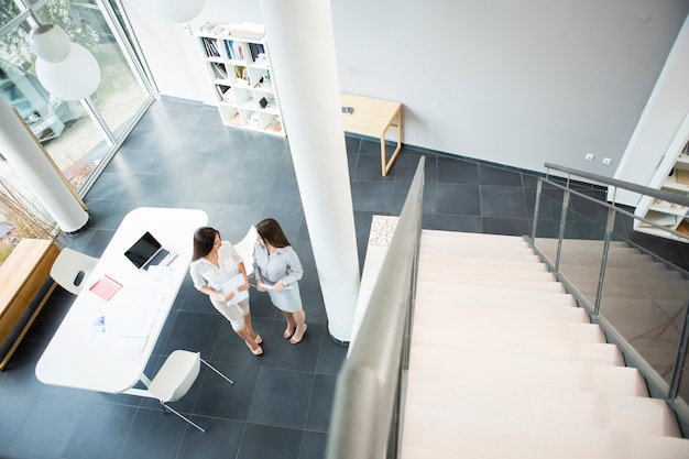 Junge Frauen im Büro