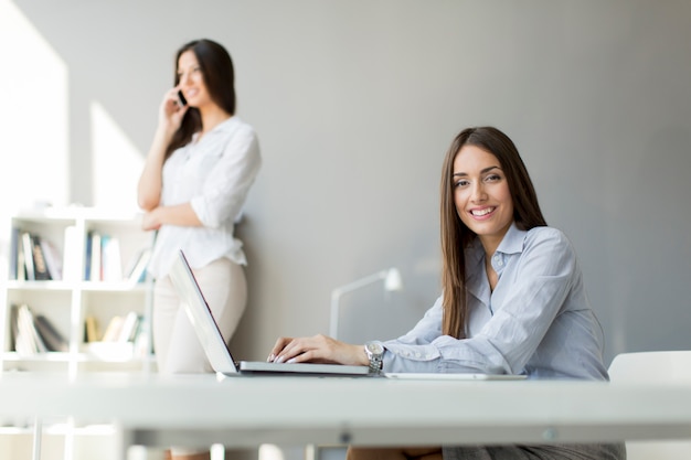 Junge Frauen im Büro