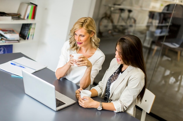 Junge Frauen im Büro