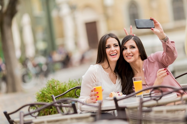 Junge Frauen im Café