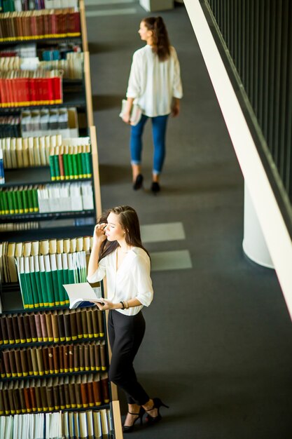 Junge Frauen in der Bibliothek