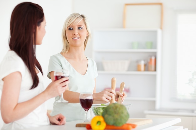 Junge Frauen kochen Abendessen