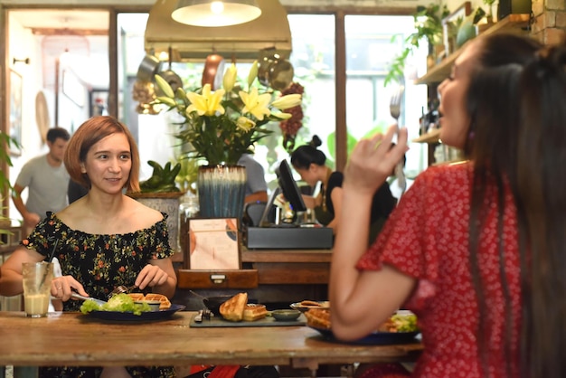 Junge Frauen kommunizieren im Café miteinander
