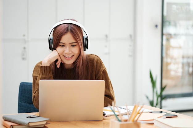 Junge Frauen lernen zu Hause vor dem Laptop