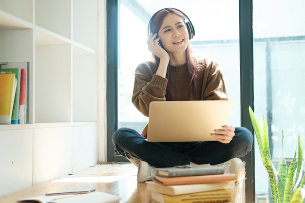 Junge Frauen lernen zu Hause vor dem Laptop