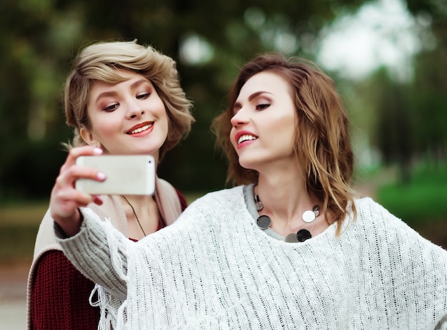 Junge Frauen machen Selfie