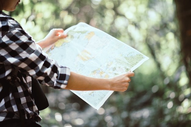 junge Frauen Menschen Wandern mit Freunden Rucksäcke