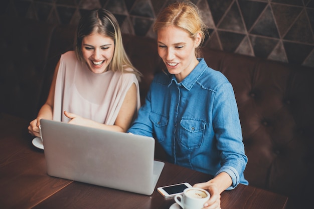 Junge Frauen mit Laptop im Café