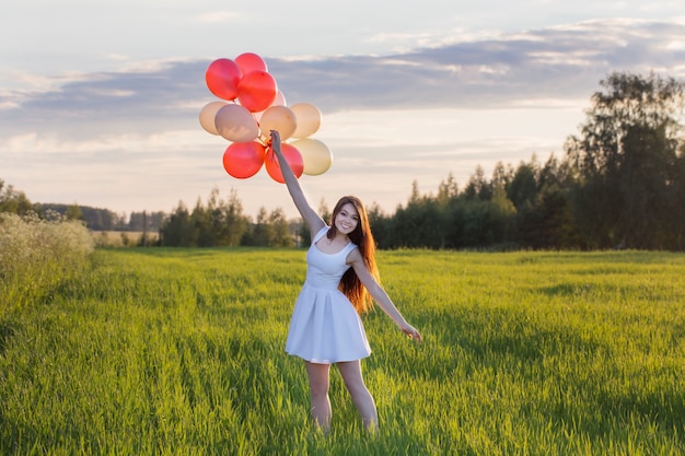 Junge Frauen mit Luftballons im Freien