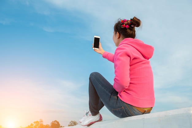 Junge Frauen sind schöner Selfie-Himmel bei Sonnenuntergang