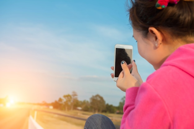 Junge Frauen sind schöner Selfie-Himmel bei Sonnenuntergang