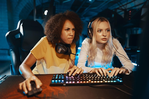 Junge Frauen spielen Cyberspiele