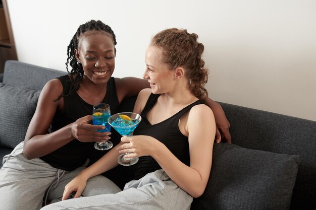 Junge Frauen trinken Cocktails