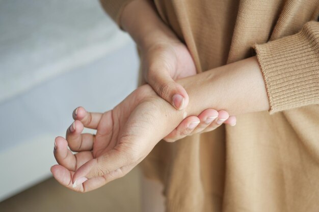 Junge Frauenhände leiden unter Schmerzen im Handgelenk