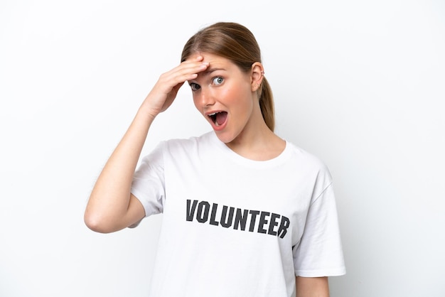 Junge freiwillige Frau isoliert auf weißem Hintergrund, die eine Überraschungsgeste macht, während sie zur Seite schaut