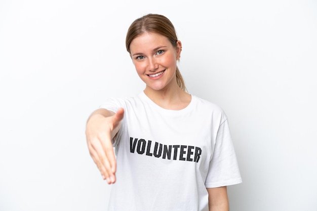 Junge freiwillige Frau isoliert auf weißem Hintergrund, die Hände schüttelt, um ein gutes Geschäft abzuschließen