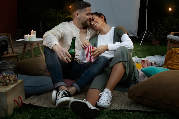 Foto junge freunde amüsieren sich im kino unter freiem himmel