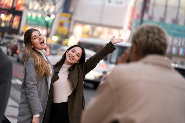 Foto junge freunde, die durch japan reisen