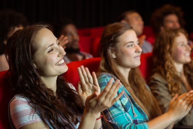 Junge Freunde, die einen Film aufpassen