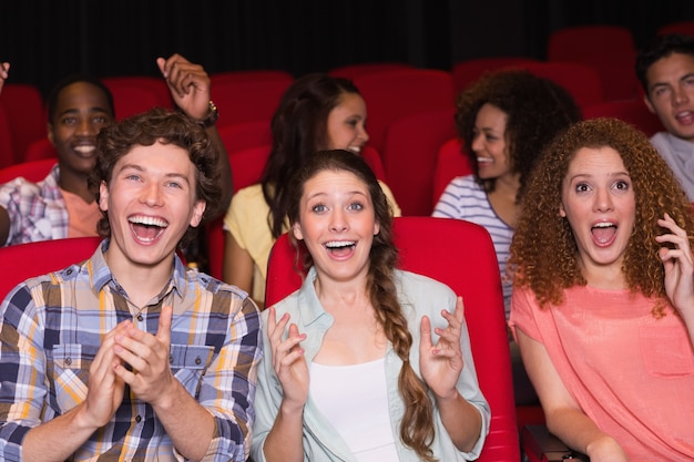 Junge Freunde, die einen Film aufpassen