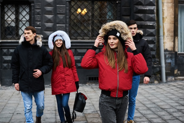 Junge Freunde, die Spaß draußen in der Winterzeit haben