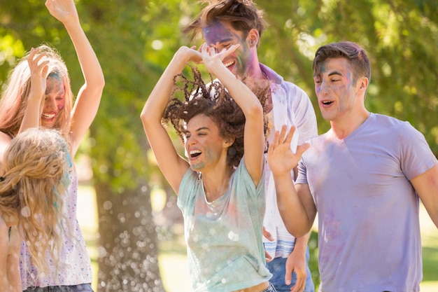 Junge Freunde, die Spaß mit Pulverfarbe haben