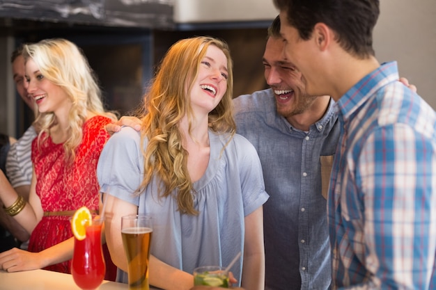 Junge Freunde, die zusammen etwas trinken