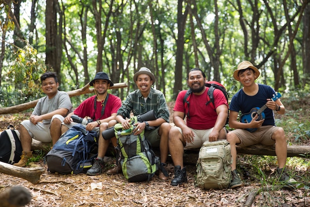 Junge Freunde, die zusammen wandern